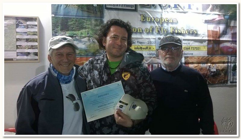 Il momento del ritiro del diploma di istruttore di pesca a mosca e istruttore didattico degli ecosistemi acquatici, consegnano diploma, tessera e patch di guida e istruttore di pesca a mosca EUFF il presidente Germano Bana e il vicepresidente EUFF